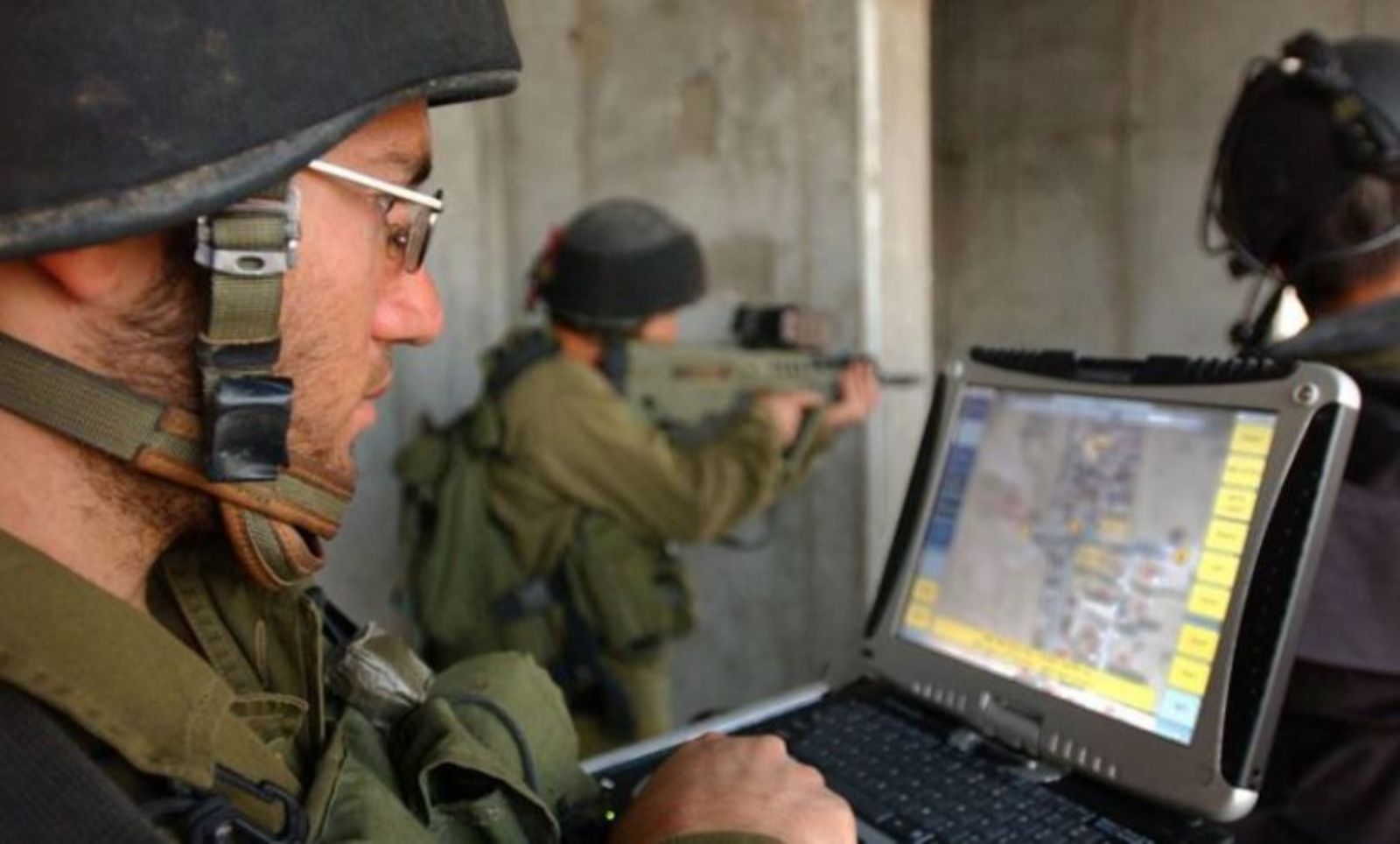 الاحتلال يستخدم الوحدة “8200” للتجسس على خصوصيات الفلسطينيين