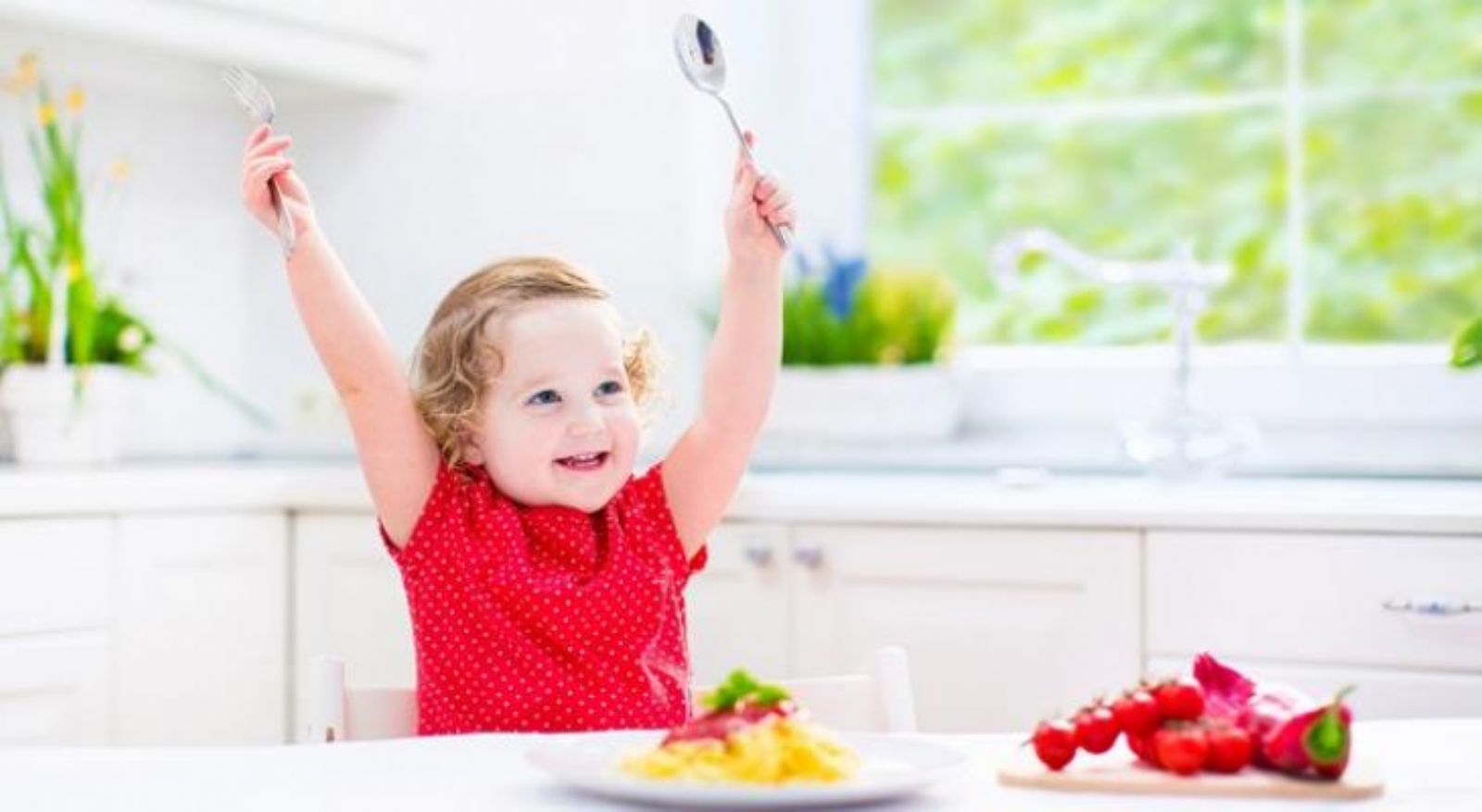 Ребенок на кухне с кисточкой