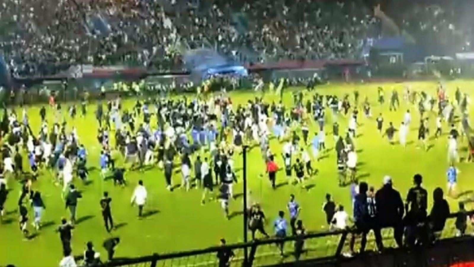 مقتل العشرات بأحداث شغب في مباراة كرة قدم بالدوري الإندونيسي