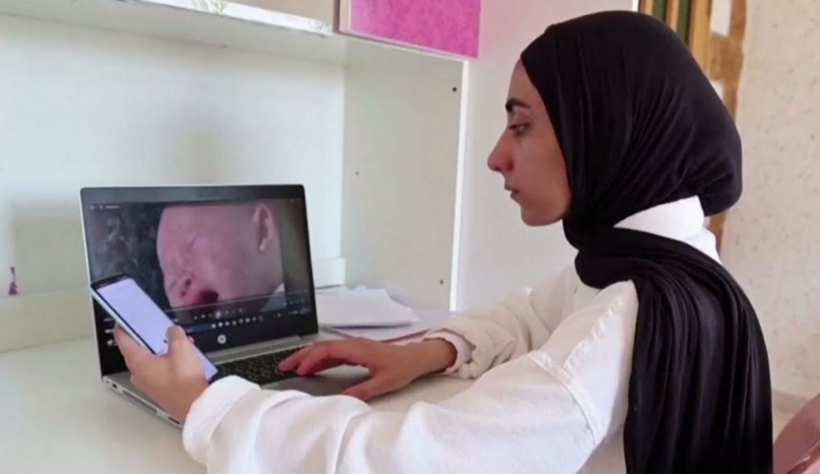 شابة فلسطينية تطوّر تطبيقا يحدّد سبب بكاء الأطفال