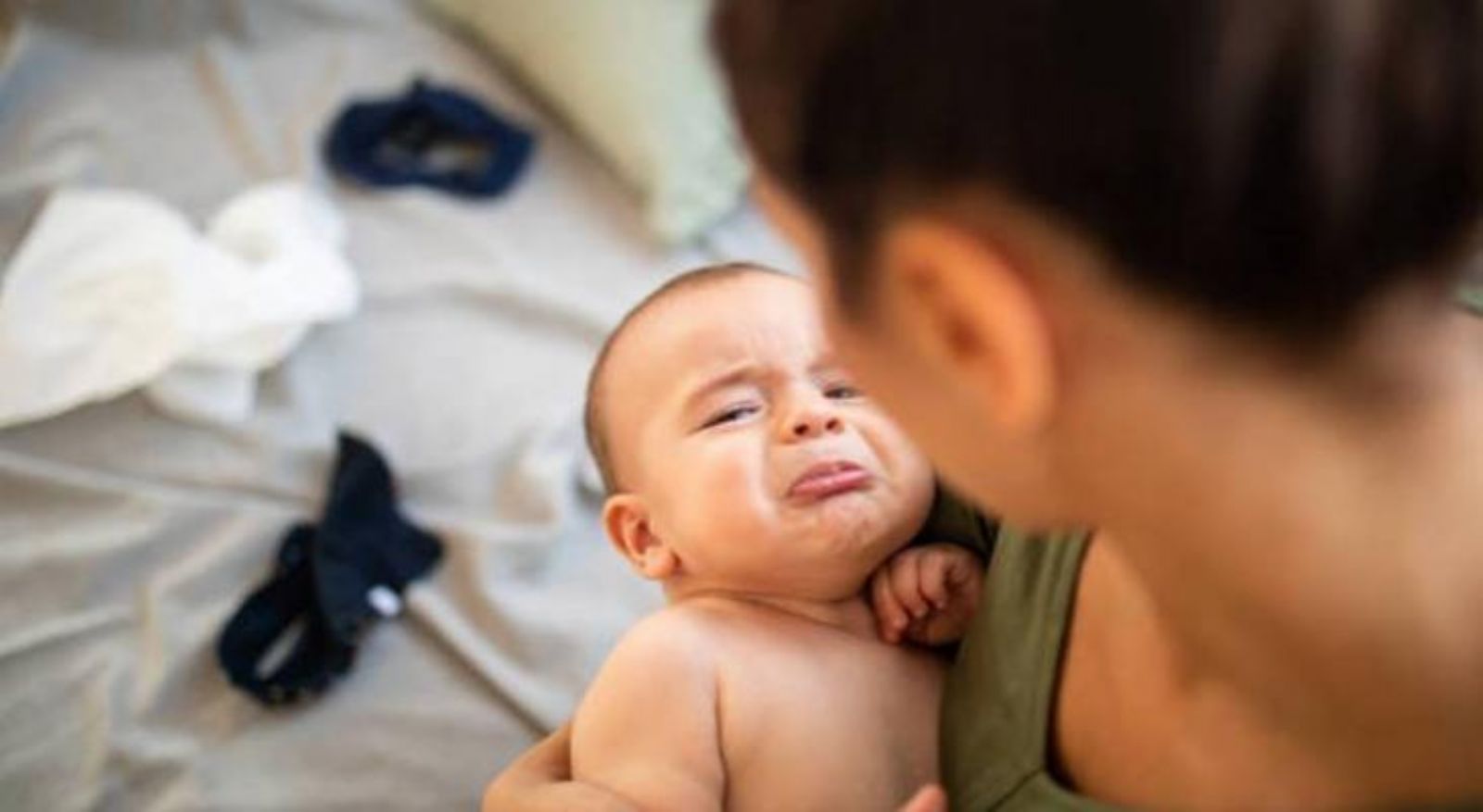 أسباب وعلاج بكاء الطفل عند الرضاعة الطبيعية