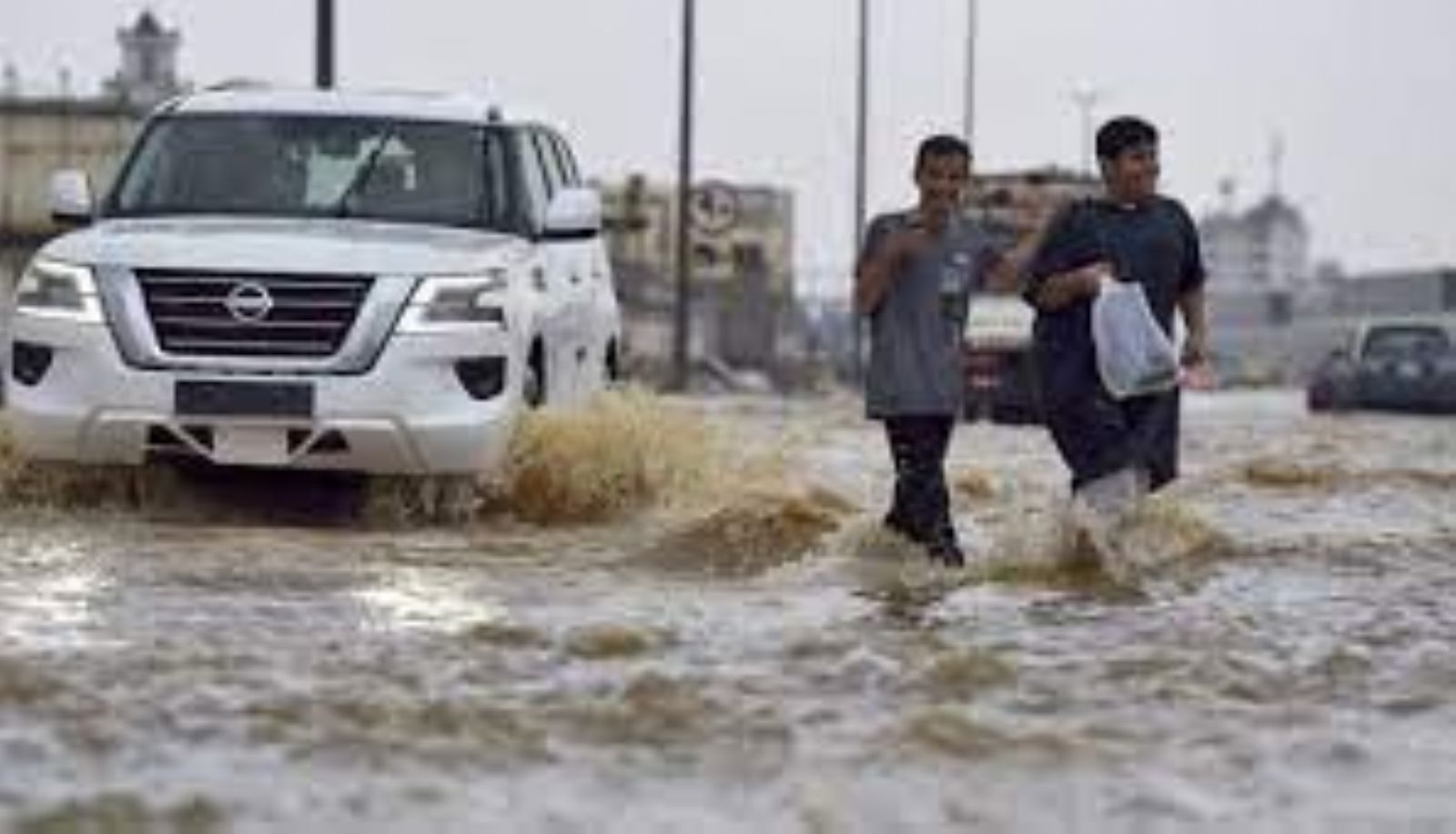 أمطار غزيرة في السعودية تتسبب بوفاة شخصين وتعليق الدراسة