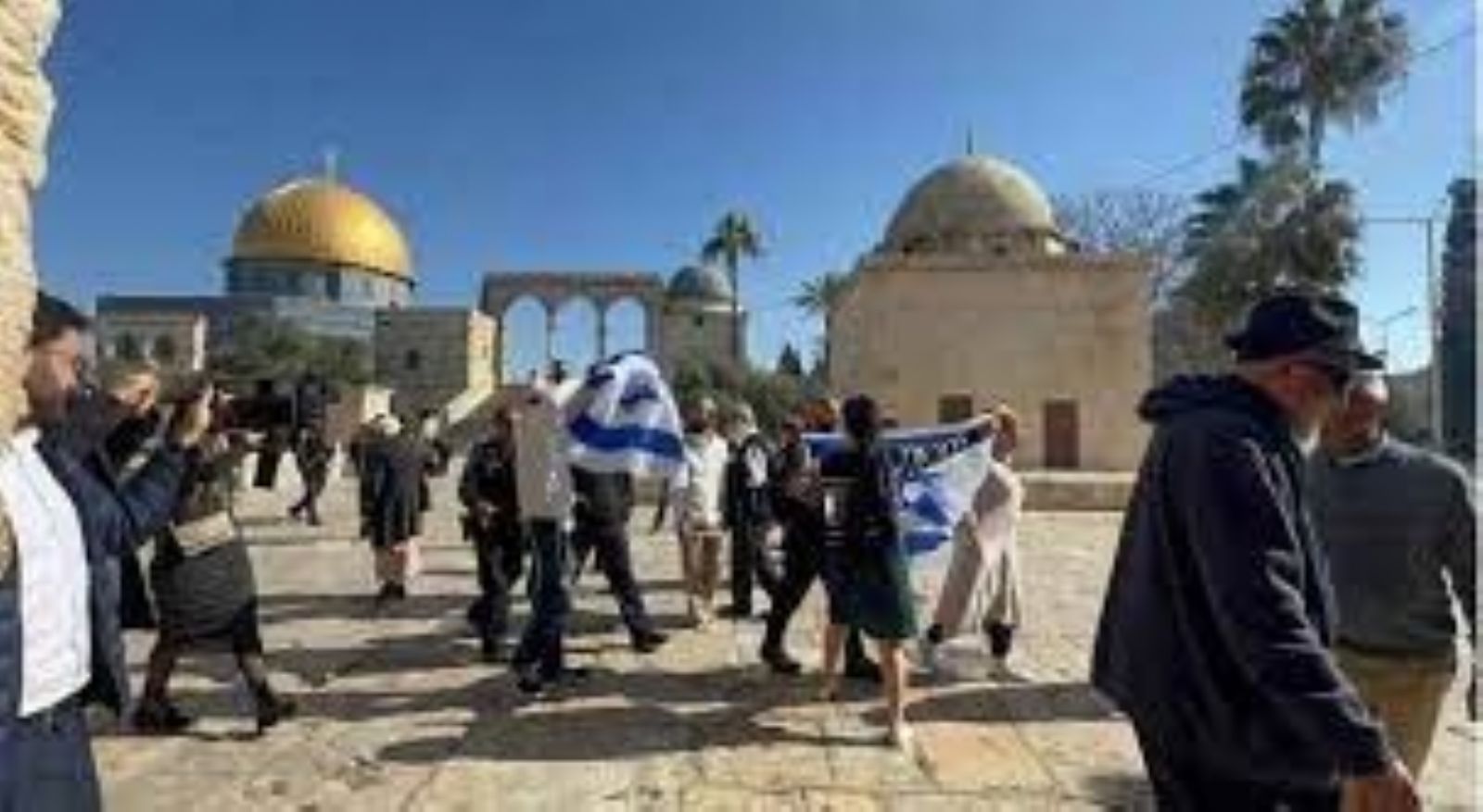 مستوطنون يرفعون العلم الإسرائيلي في الاقصى