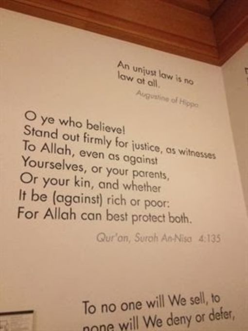 كلية القانون بجامعة هارفارد تزين مدخلها بآية قرآنية