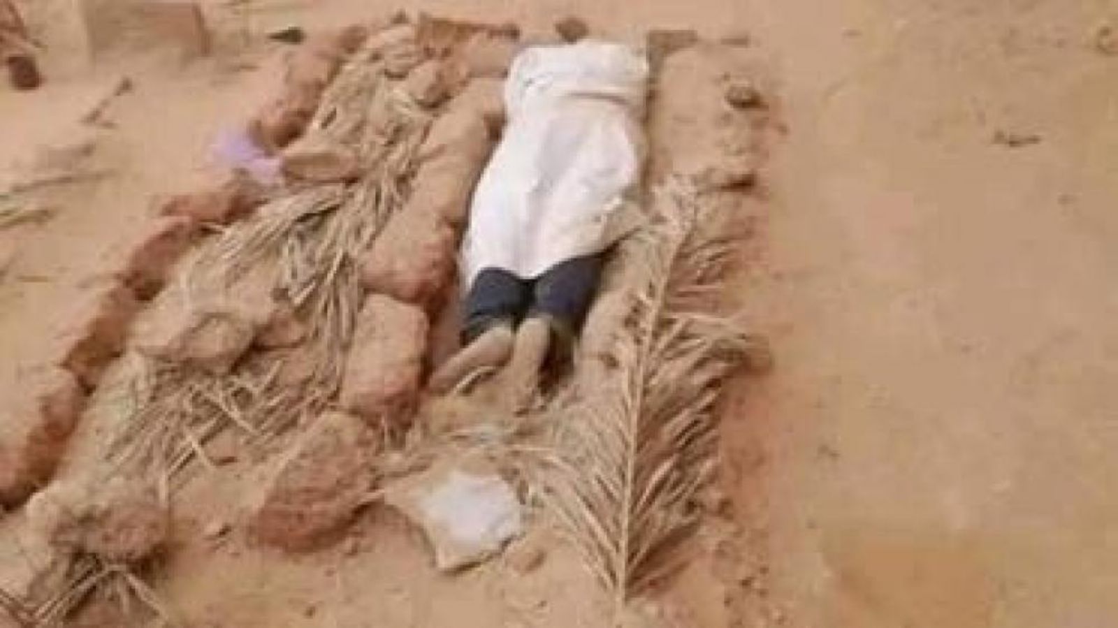 حدث غربب.. شاب جزائري ينام بجانب قبر أمه منذ عامين
