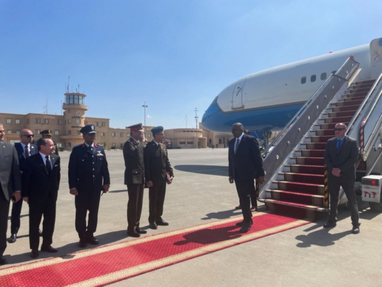 وزير الدفاع الأمريكي يصل القاهرة ويلتقى السيسي