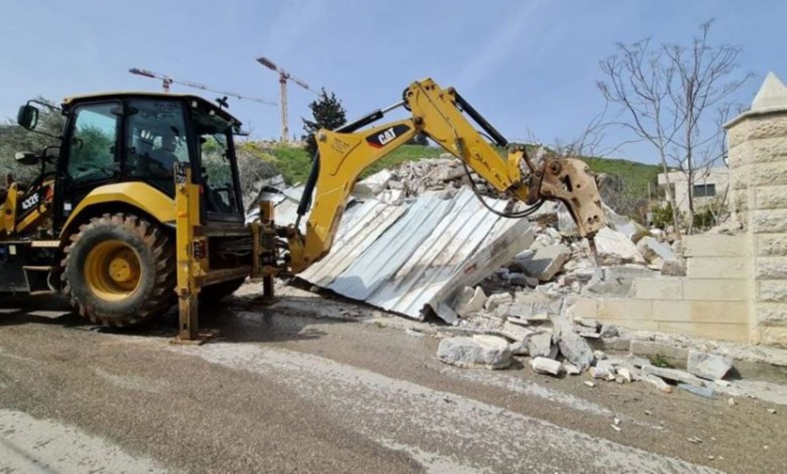 “معطى”: الاحتلال يهدم 136 منزلًا وشقة بالضفة والقدس